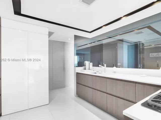 2-bedroom condo for sale in Hollywood - 3535 S Ocean Drive 2104 - MondialRealty