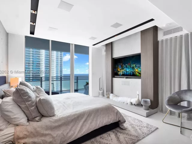 2-bedroom condo for sale in Hollywood - 3535 S Ocean Drive 2104 - MondialRealty