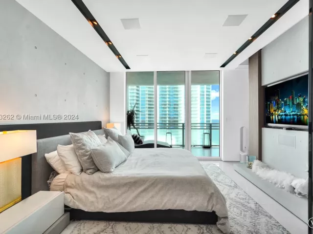 2-bedroom condo for sale in Hollywood - 3535 S Ocean Drive 2104 - MondialRealty