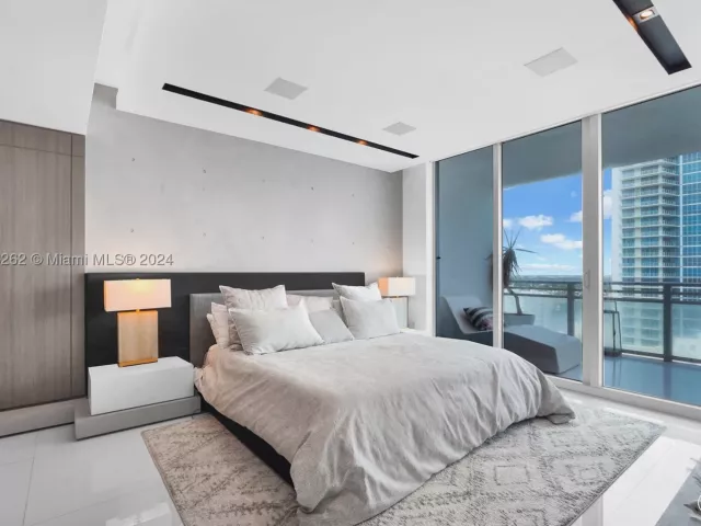 2-bedroom condo for sale in Hollywood - 3535 S Ocean Drive 2104 - MondialRealty