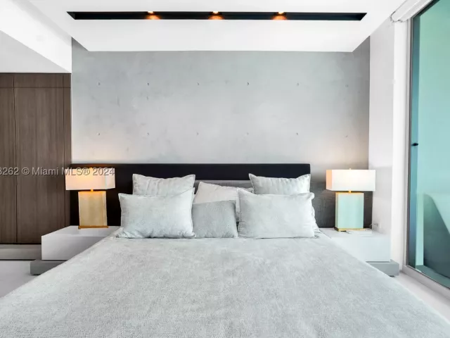 2-bedroom condo for sale in Hollywood - 3535 S Ocean Drive 2104 - MondialRealty