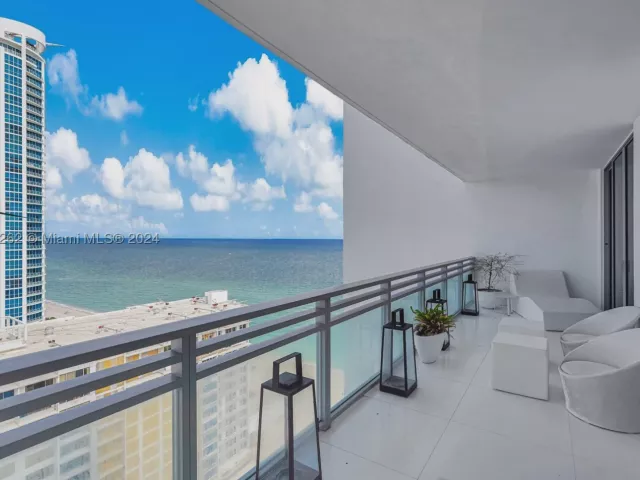 2-bedroom condo for sale in Hollywood - 3535 S Ocean Drive 2104 - MondialRealty