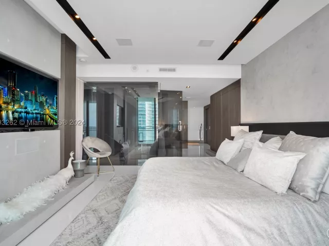 2-bedroom condo for sale in Hollywood - 3535 S Ocean Drive 2104 - MondialRealty