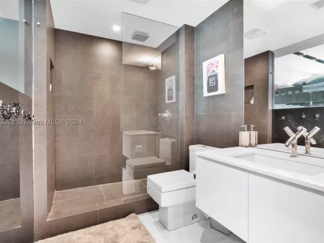 2-bedroom condo for sale in Hollywood - 3535 S Ocean Drive 2104 - MondialRealty