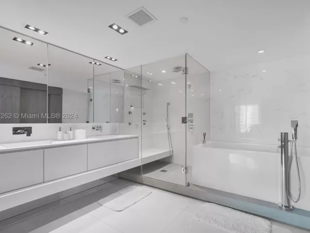 2-bedroom condo for sale in Hollywood - 3535 S Ocean Drive 2104 - MondialRealty