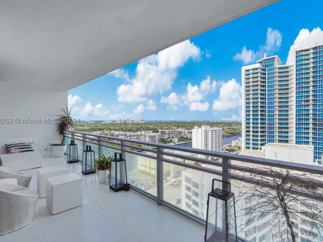 2-bedroom condo for sale in Hollywood - 3535 S Ocean Drive 2104 - MondialRealty