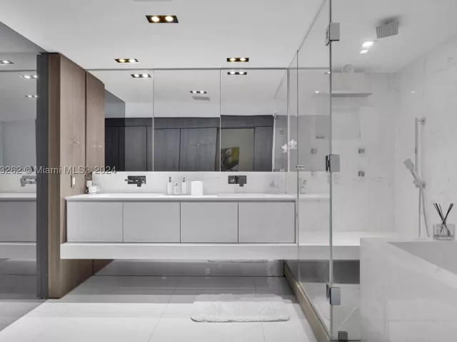 2-bedroom condo for sale in Hollywood - 3535 S Ocean Drive 2104 - MondialRealty