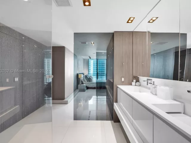 2-bedroom condo for sale in Hollywood - 3535 S Ocean Drive 2104 - MondialRealty
