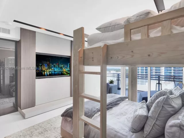 2-bedroom condo for sale in Hollywood - 3535 S Ocean Drive 2104 - MondialRealty