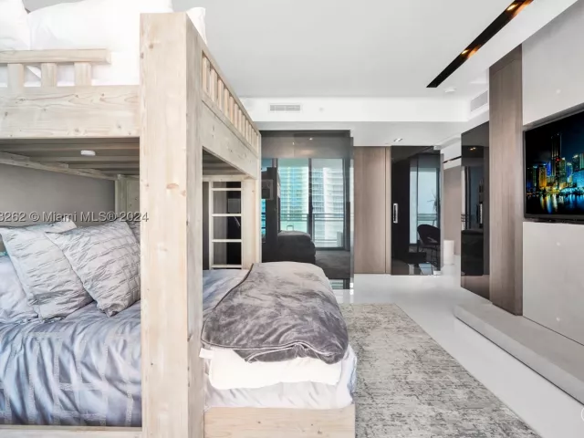2-bedroom condo for sale in Hollywood - 3535 S Ocean Drive 2104 - MondialRealty
