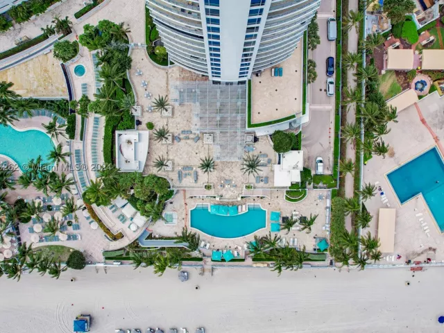 2-bedroom condo for sale in Hollywood - 3535 S Ocean Drive 2104 - MondialRealty