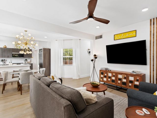 Home for sale at 615 SE 11th Ave - photo 5901094