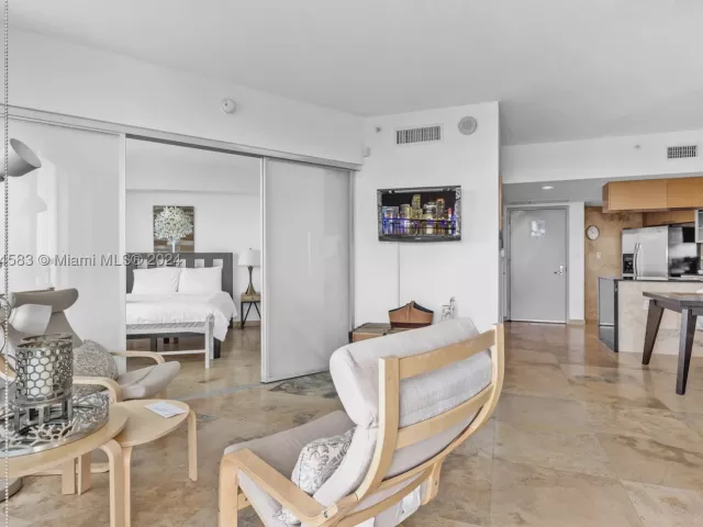 2-bedroom condo for rent in Miami - 1750 N Bayshore Dr 5014 - MondialRealty