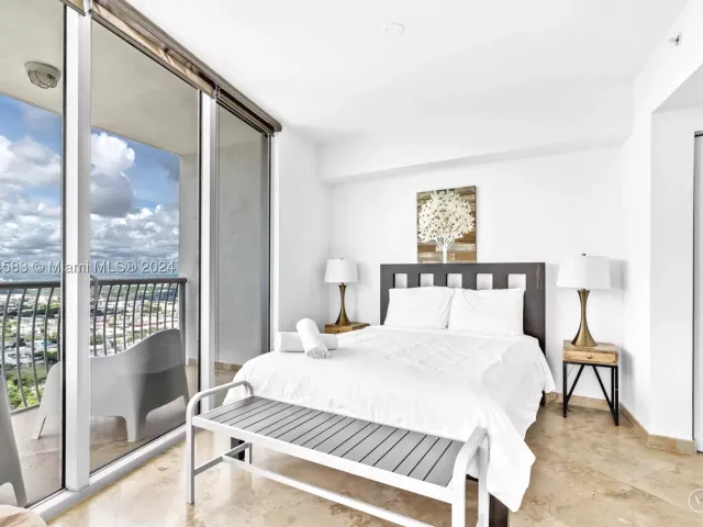 2-bedroom condo for rent in Miami - 1750 N Bayshore Dr 5014 - MondialRealty