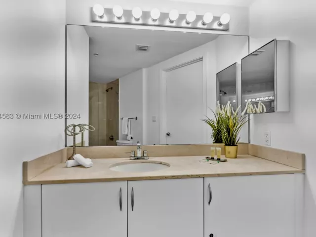 2-bedroom condo for rent in Miami - 1750 N Bayshore Dr 5014 - MondialRealty