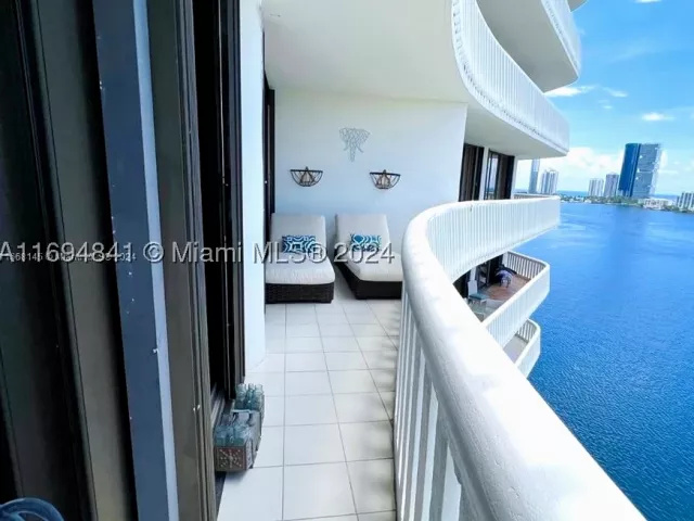 2-bedroom condo for sale in Aventura - 3000 Island Blvd 1201 - MondialRealty