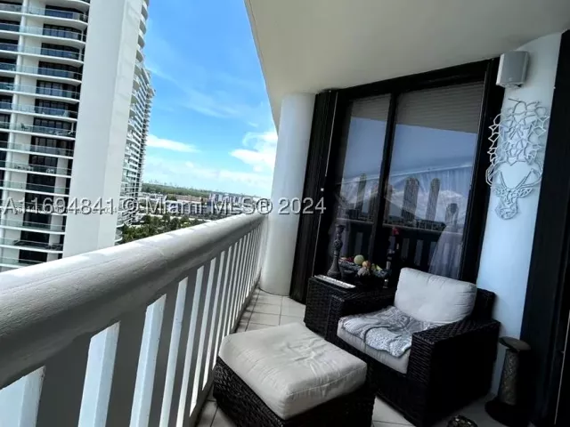 2-bedroom condo for sale in Aventura - 3000 Island Blvd 1201 - MondialRealty