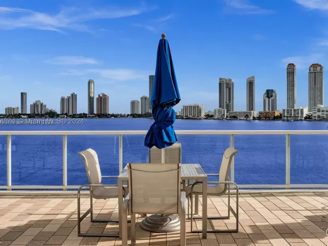 2-bedroom condo for sale in Aventura - 3000 Island Blvd 1201 - MondialRealty