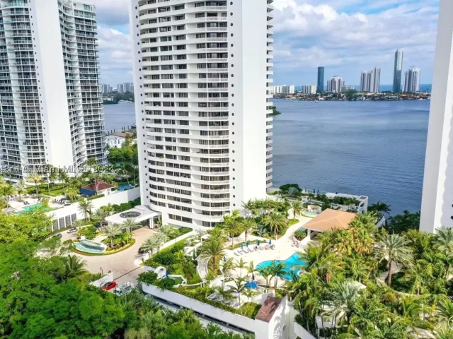 2-bedroom condo for sale in Aventura - 3000 Island Blvd 1201 - MondialRealty