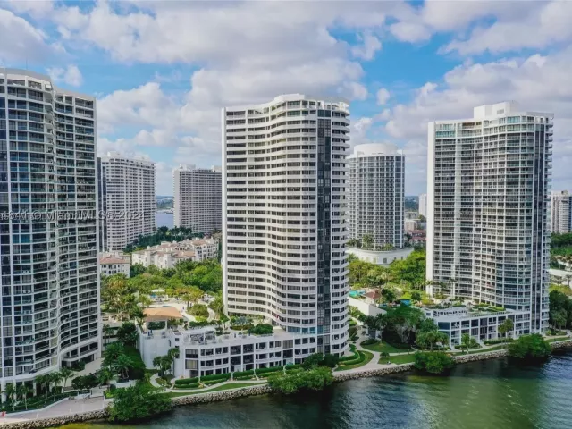 2-bedroom condo for sale in Aventura - 3000 Island Blvd 1201 - MondialRealty
