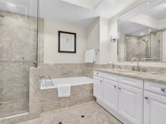 2-bedroom condo for rent in Miami - 1435 Brickell Ave 3012 - MondialRealty