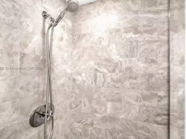 2-bedroom condo for rent in Miami - 1435 Brickell Ave 3012 - MondialRealty