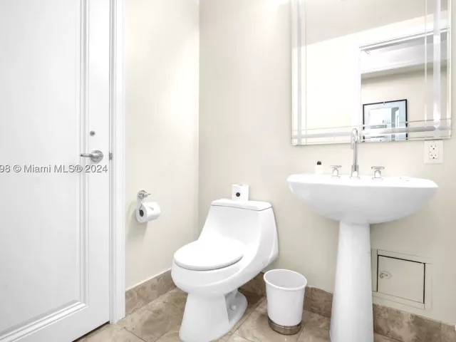 2-bedroom condo for rent in Miami - 1435 Brickell Ave 3012 - MondialRealty