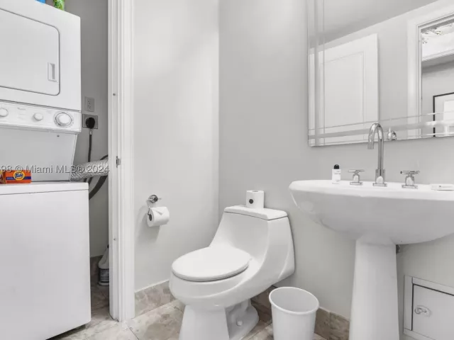2-bedroom condo for rent in Miami - 1435 Brickell Ave 3012 - MondialRealty