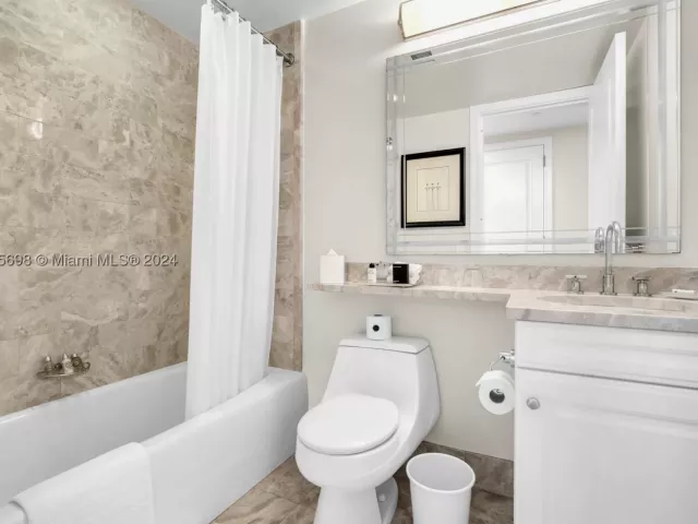 2-bedroom condo for rent in Miami - 1435 Brickell Ave 3012 - MondialRealty