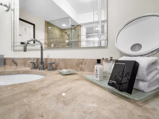 2-bedroom condo for rent in Miami - 1435 Brickell Ave 3012 - MondialRealty