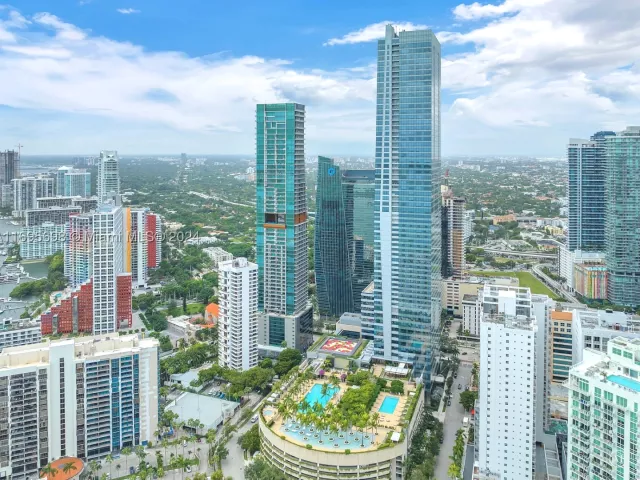 2-bedroom condo for rent in Miami - 1435 Brickell Ave 3012 - MondialRealty