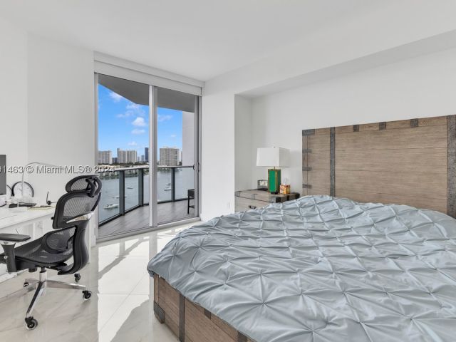2-bedroom condo for sale in North Miami - 17301 Biscayne Blvd 1404 - MondialRealty