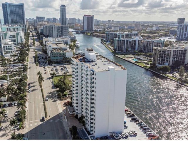 1-bedroom condo for sale in Hollywood - 3000 S Ocean Dr 1012 - MondialRealty