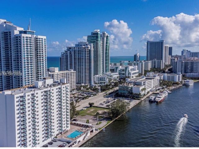 1-bedroom condo for sale in Hollywood - 3000 S Ocean Dr 1012 - MondialRealty