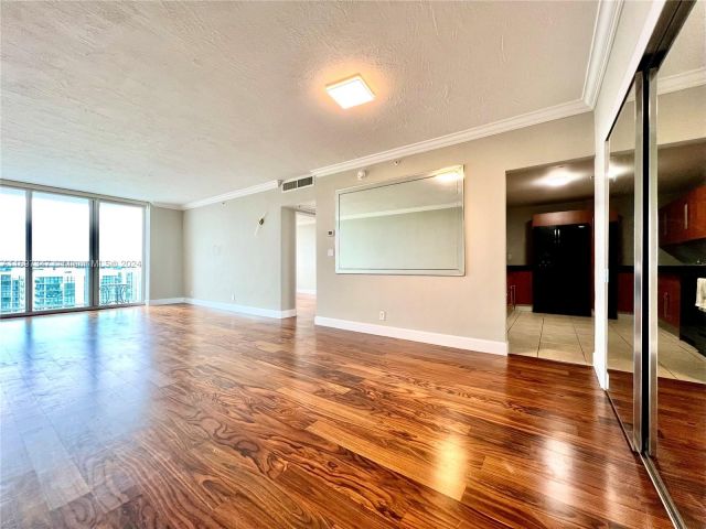 1-bedroom condo for sale in Hollywood - 3000 S Ocean Dr 1012 - MondialRealty