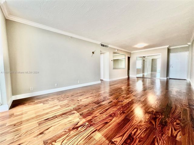 1-bedroom condo for sale in Hollywood - 3000 S Ocean Dr 1012 - MondialRealty
