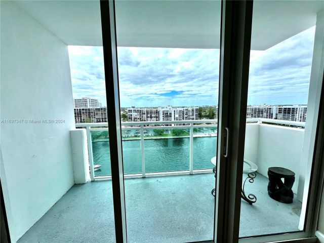 1-bedroom condo for sale in Hollywood - 3000 S Ocean Dr 1012 - MondialRealty