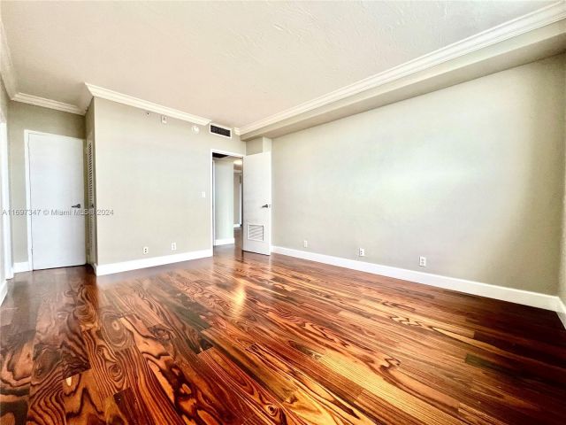 1-bedroom condo for sale in Hollywood - 3000 S Ocean Dr 1012 - MondialRealty