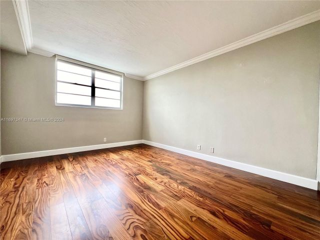 1-bedroom condo for sale in Hollywood - 3000 S Ocean Dr 1012 - MondialRealty