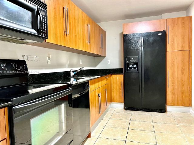 1-bedroom condo for sale in Hollywood - 3000 S Ocean Dr 1012 - MondialRealty