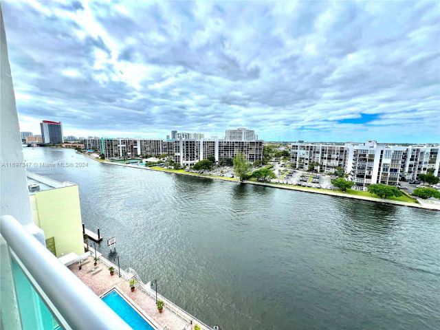 1-bedroom condo for sale in Hollywood - 3000 S Ocean Dr 1012 - MondialRealty