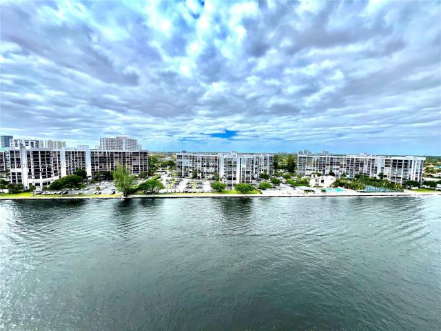 1-bedroom condo for sale in Hollywood - 3000 S Ocean Dr 1012 - MondialRealty