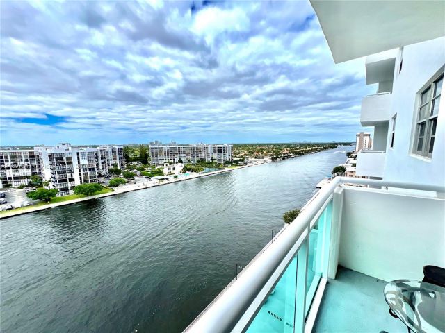 1-bedroom condo for sale in Hollywood - 3000 S Ocean Dr 1012 - MondialRealty