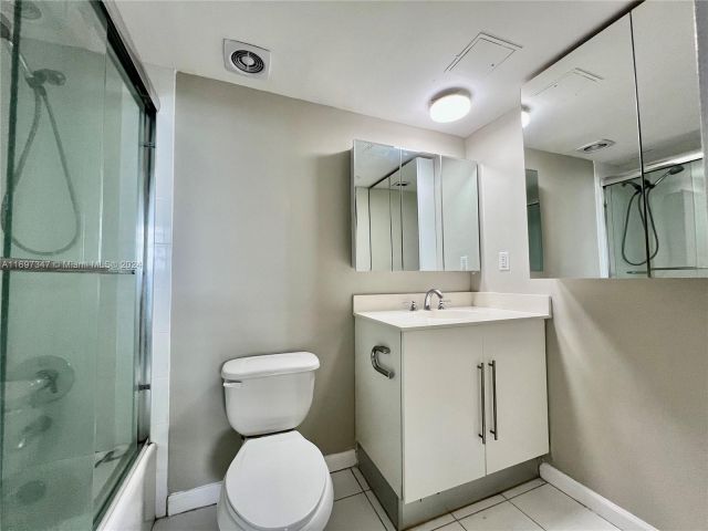 1-bedroom condo for sale in Hollywood - 3000 S Ocean Dr 1012 - MondialRealty