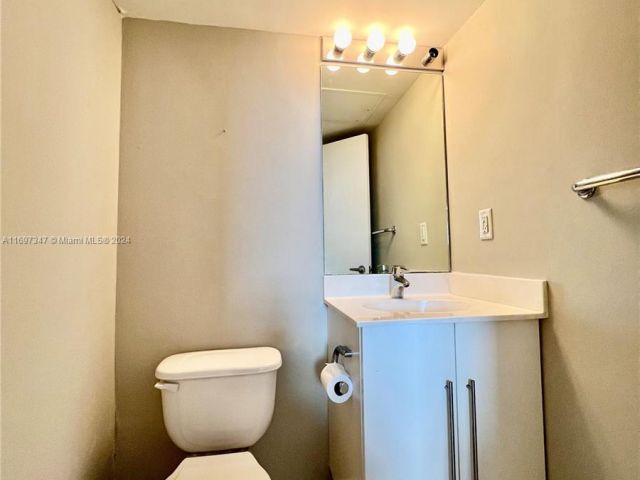 1-bedroom condo for sale in Hollywood - 3000 S Ocean Dr 1012 - MondialRealty