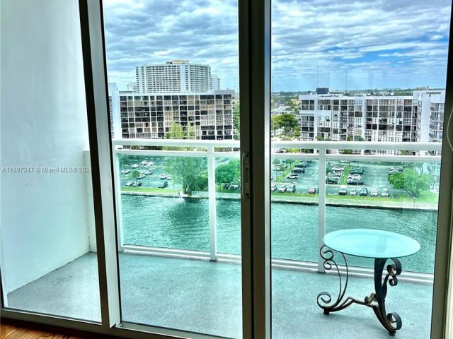 1-bedroom condo for sale in Hollywood - 3000 S Ocean Dr 1012 - MondialRealty