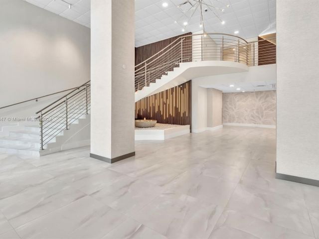 1-bedroom condo for sale in Hollywood - 3000 S Ocean Dr 1012 - MondialRealty