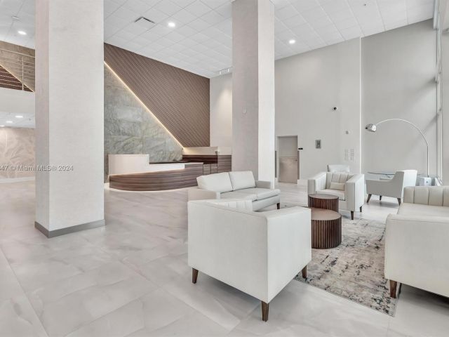 1-bedroom condo for sale in Hollywood - 3000 S Ocean Dr 1012 - MondialRealty
