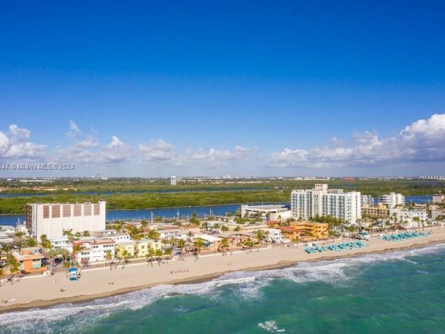 1-bedroom condo for sale in Hollywood - 3000 S Ocean Dr 1012 - MondialRealty