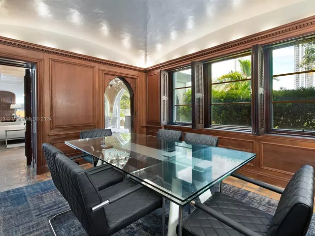 12-bedroom home for rent in Miami Beach - 4745 Pine Tree Dr - MondialRealty